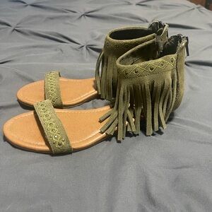 Minnetonka Olive Fringe Sandals EUC